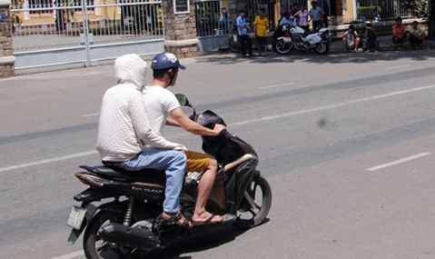 Kẻ bắt cóc mang rượu ngoại để... nối lại tình xưa