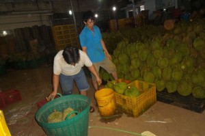 Phát hiện cơ sở “tắm hóa chất” cho sầu riêng