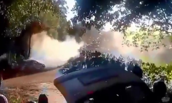 [VIDEO] Xe đua mất lái lao vào đám đông khiến 6 người thiệt mạng