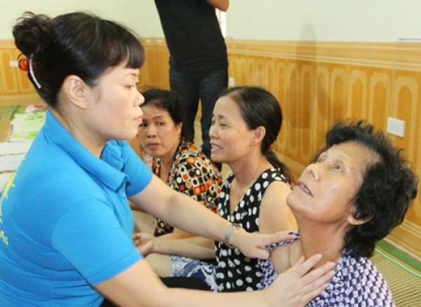 Cận cảnh "mát-xa chữa bách bệnh" của "cô" Phú Thái Nguyên can canh mat xa chua bach benh cua co phu thai nguyen