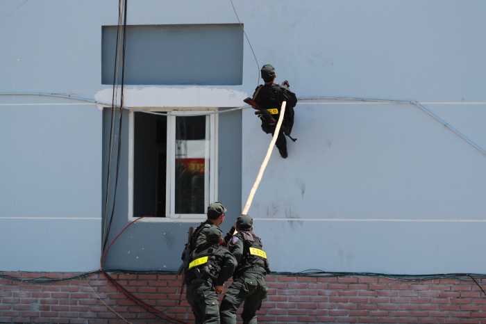 chum anh dien tap chong khung bo tai nha may loc dau dung quat