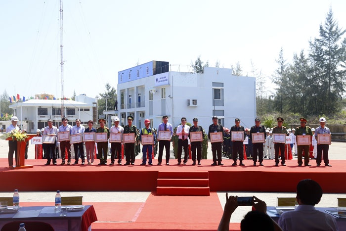 chum anh dien tap chong khung bo tai nha may loc dau dung quat