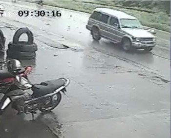 [VIDEO] Qua đường không quan sát bị ôtô húc, xe bồn cán qua người