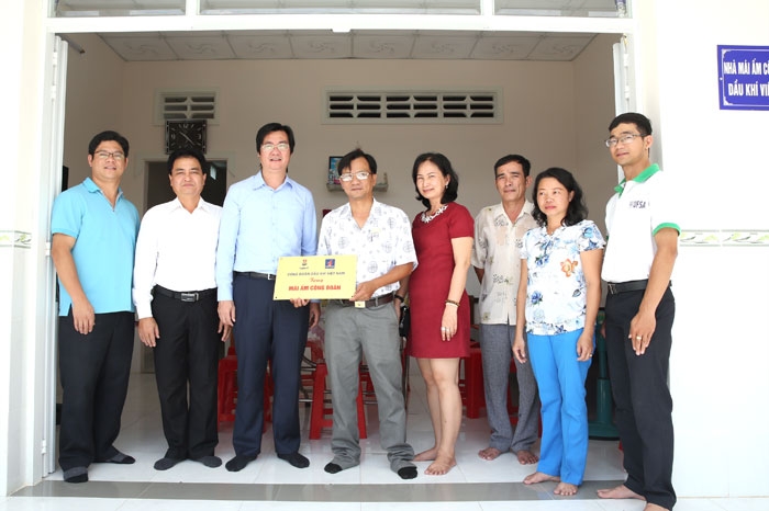 Trao “Mái ấm công đoàn” tại tỉnh Trà Vinh trao mai am cong doan tai tinh tra vinh