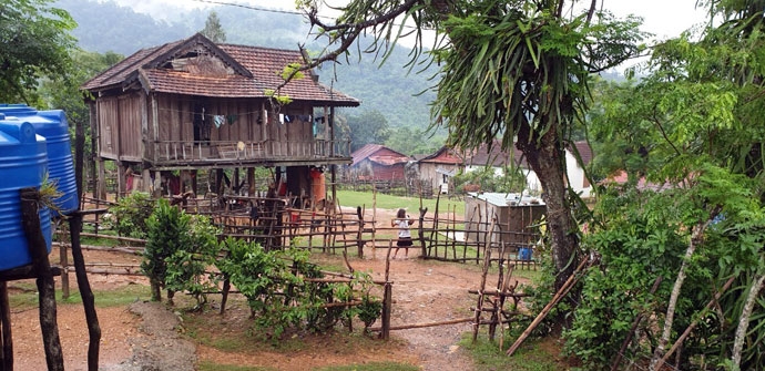 ban ngheo noi son cung thuy tan