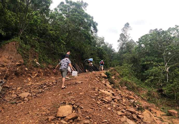 ban ngheo noi son cung thuy tan