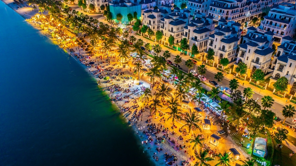 Phố lên đèn, cư dân “Quận Ocean” háo hức lên đồ đi dạ hội