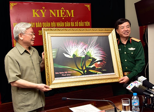 tong bi thu nguyen phu trong xung dang la to bao chinh tri hang dau