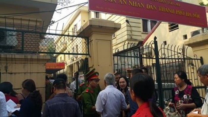 dang xet xu 6 can bo nganh duong sat nhan hoi lo