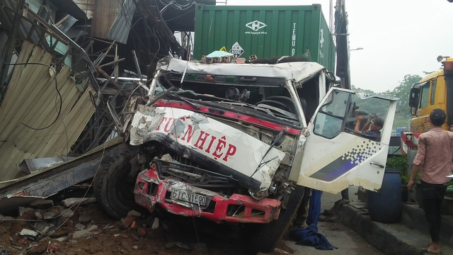 tranh nguoi sang duong xe container tong sap hang loat nha dan
