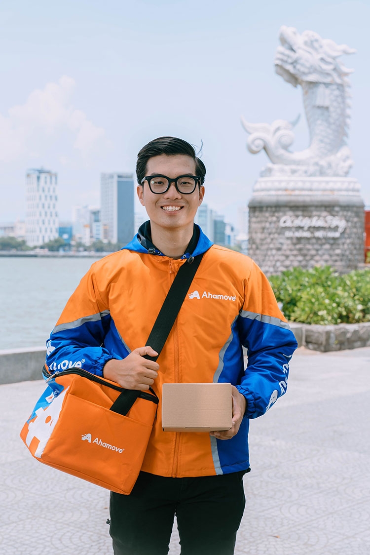 Dịch vụ giao hàng “xanh” AhaFast nổi bật trên đường phố Đà Nẵng