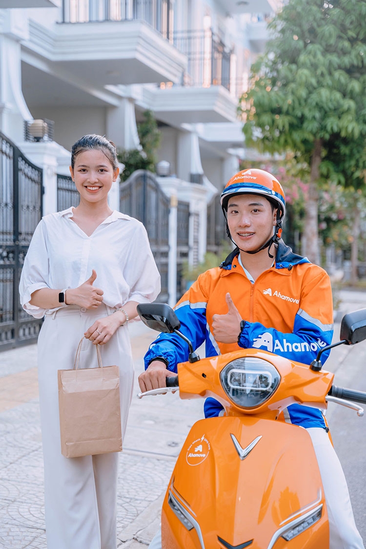 Dịch vụ giao hàng “xanh” AhaFast nổi bật trên đường phố Đà Nẵng