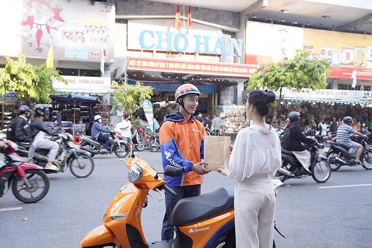 Dịch vụ giao hàng “xanh” AhaFast nổi bật trên đường phố Đà Nẵng