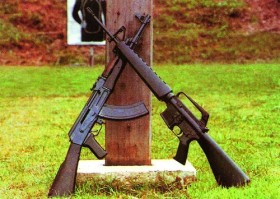 [VIDEO] Cuộc đối đầu giữa 2 loại súng trường tấn công AK-47 và M-16