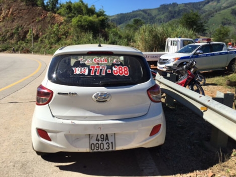truy duoi 4 ten cuop taxi bo tron trong rung