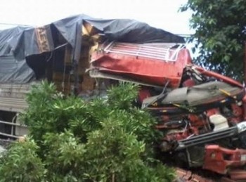 Xe tải đâm nhau, 2 người kẹt trong cabin