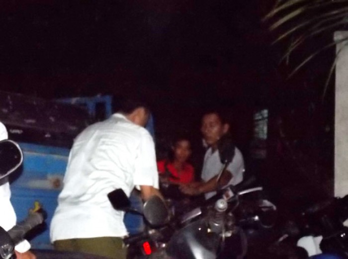 chu tich hdnd xa treo co tu van tren canh cay