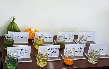 Ba người bị khởi tố vì bán xăng giả
