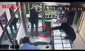 [VIDEO] Chủ tiệm vàng chống trả quyết liệt 3 tên cướp có súng