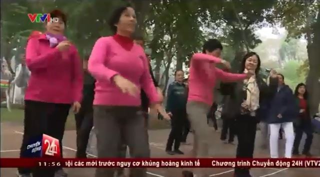 Người già nhảy hiphop bên hồ Gươm