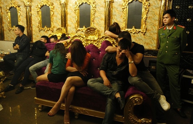 Bắt quả tang phó giám đốc ngân hàng, giáo viên nữ đập đá trong quán karaoke