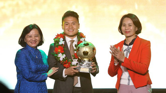 quang hai nhan giai qua bong vang viet nam 2018