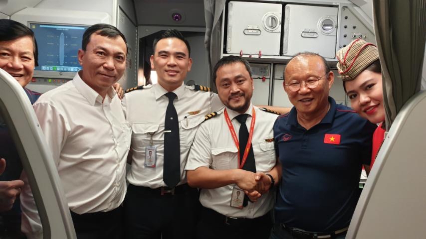 tat ca nguoi than gia dinh 2 doi vo dich cung duoc vietjet tang ve bay khap chau a suot ca nam
