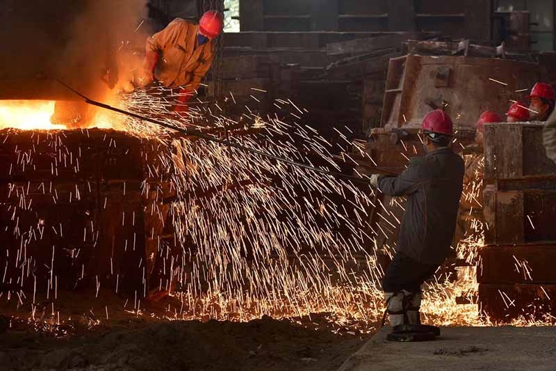 Giá thép hôm nay 2/12/2021: Giảm ở thế giới tăng trong nước