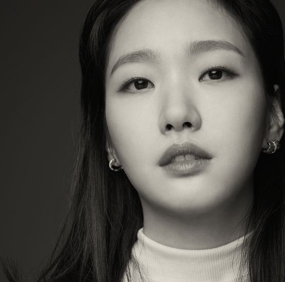 Sao Hàn ngày 6/3/2022: IU, Kim Go Eun quyên góp hàng trăm triệu won cho nạn nhân cháy rừng
