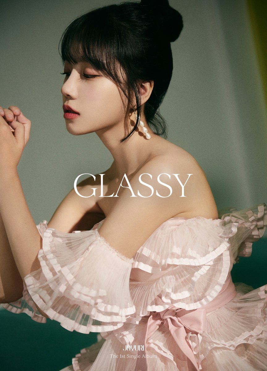 Sao Hàn ngày 8/10: Jo Yuri công bố tên fandom chính thức là GLASSY