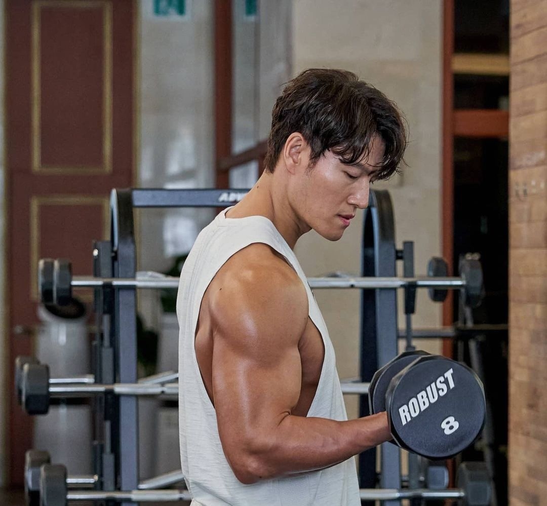 Kim Jong Kook lên tiếng bác bỏ cáo buộc lạm dụng thuốc tăng cơ bắp Steroid
