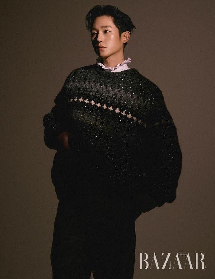 Sao Hàn ngày 13/11: Cặp đôi “Snowdrop” Jisoo và Jung Hae In tình tứ trên tạp chí Happer’s Bazaar