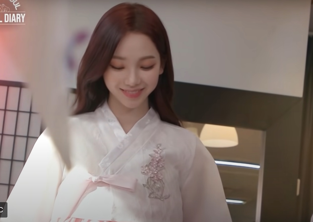 Sao Hàn ngày 24/11: Mê mẩn vẻ đẹp nhẹ nhàng của Karina (aespa) trong bộ Hanbok truyền thống