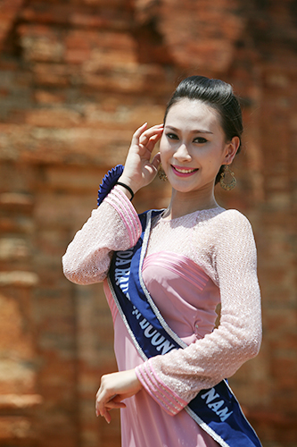 Thí sinh Hoa hậu Đại dương khoe dáng tại tháp Chàm 