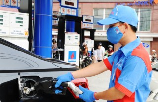 Xăng giảm 331 đồng/lít