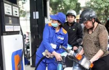 Xăng tiếp tục giảm giá