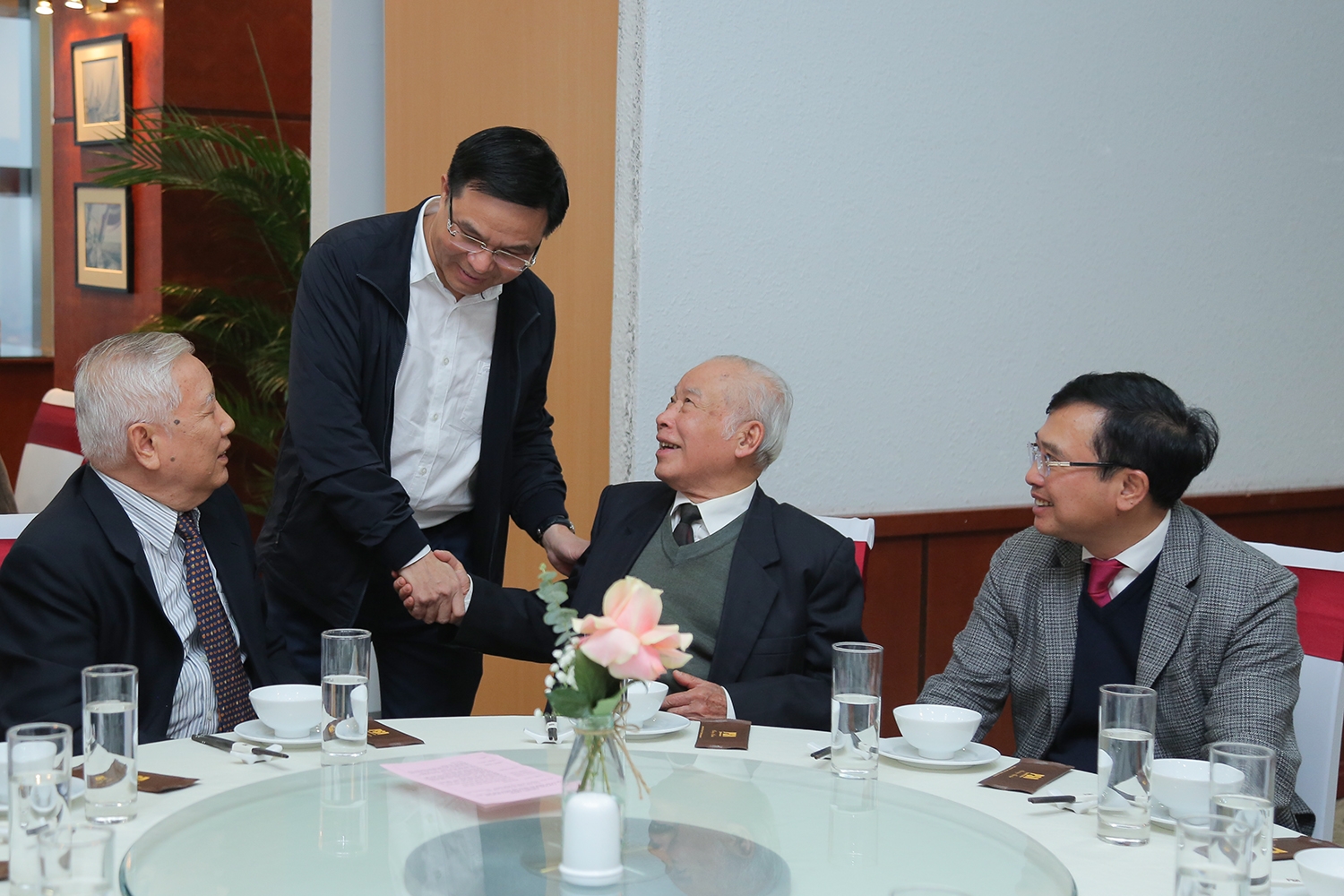 Petrovietnam gặp mặt nguyên lãnh đạo qua các thời kỳ Petrovietnam gặp mặt, tri ân nguyên lãnh đạo Tập đoàn các thời kỳ