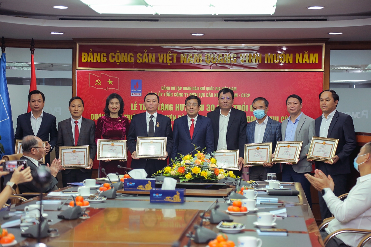 PV Power trao Huy hiệu 30 năm tuổi Đảng cho các đảng viên