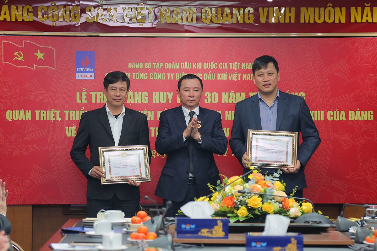 PV Power trao Huy hiệu 30 năm tuổi Đảng cho các đảng viên