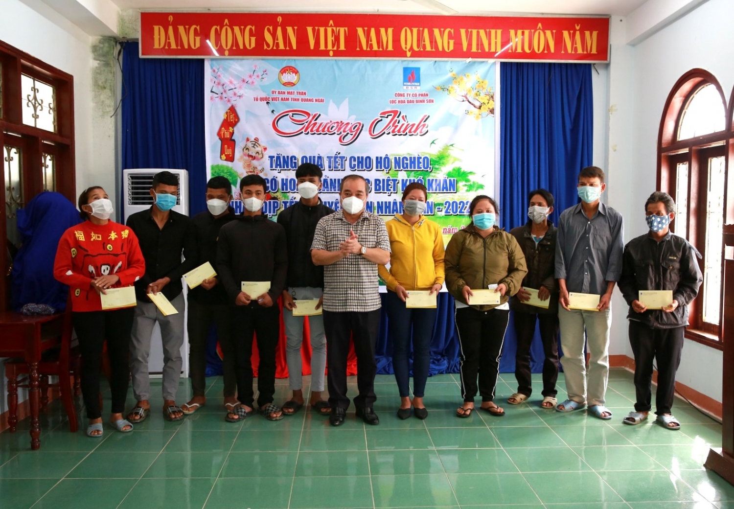 Phó Chủ tịch Thường trực UBND tỉnh Quảng Ngãi Trần Hoàng Tuấn trao quà Tết tại huyện Trà Bồng
