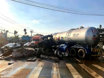 Tây Ninh: Xe bồn lao vào dải phân cách rồi bốc cháy