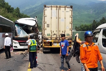 Xe khách đâm vào container khi qua hầm Hải Vân