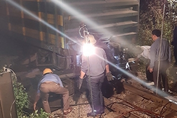Nghệ An: Tàu hàng trật bánh, đường sắt Bắc - Nam gián đoạn nhiều giờ