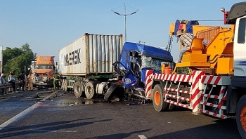 Xe container đâm vào xe đang dừng sửa chữa, một người tử vong