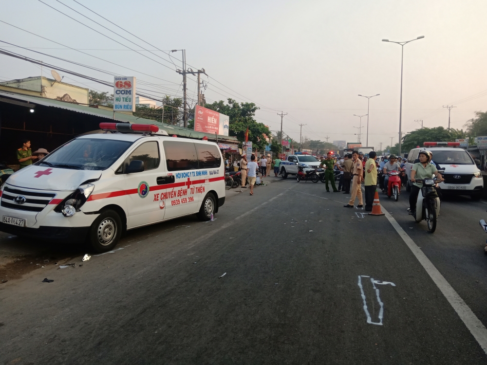 xe chuyen benh nhan dam nguoi di bo tu vong