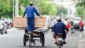 Những màn "làm xiếc" trên đường phố