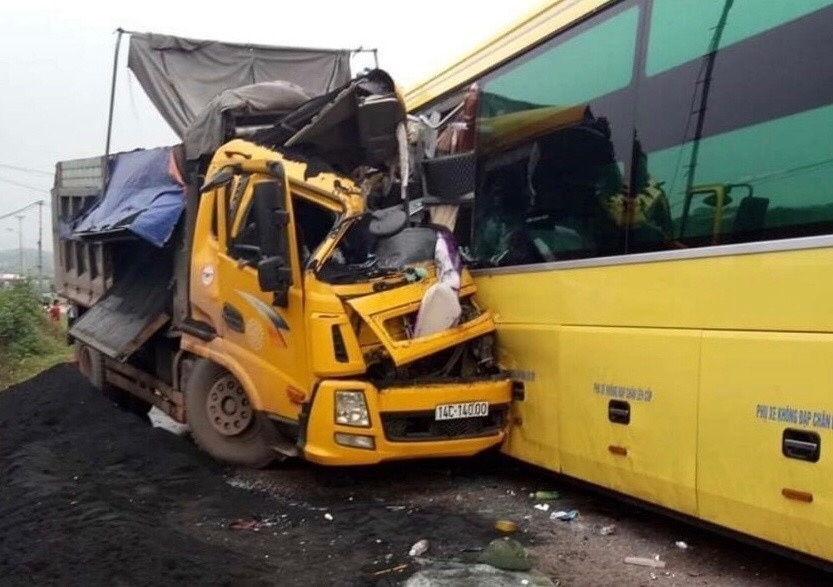 Hai xe "đấu đầu" trên Quốc lộ 18 hai xe dau dau nhau tren quoc lo 18 khien 2 tai xe thuong nang