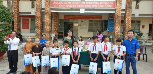 doan thanh nien xi nghiep dia vat ly gieng khoan trao hoc bong cho cac em hoc sinh ngheo hoc gioi