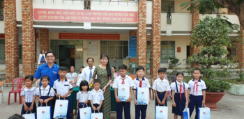 Đoàn thanh niên Xí nghiệp Địa vật lý Giếng khoan trao học bổng cho các em học sinh nghèo học giỏi