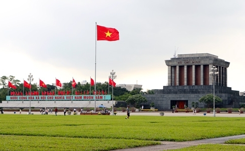 Hà Nội tràn ngập sắc đỏ mừng ngày "Bắc Nam sum họp"